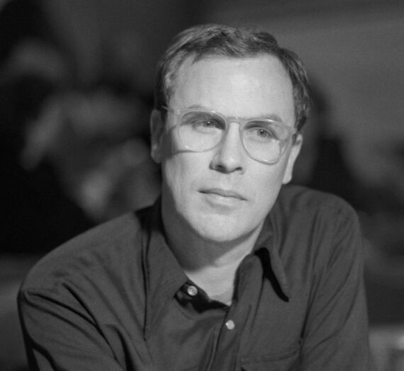Robert Wilson, Boundary-Pushing Playwright and Director Who Collaborated with Philip Glass, Tom Waits, and Lady Gaga, Dies at 83